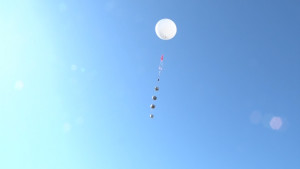 golden-apple-class-launches-giant-balloon