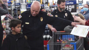 Heroes and Helpers Christmas Shopping Police 2 16x9