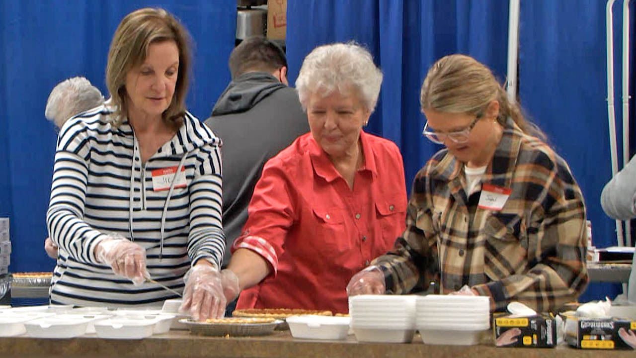 Bemidji Eagles Club, Volunteers Put Together Thanksgiving Meal Packages