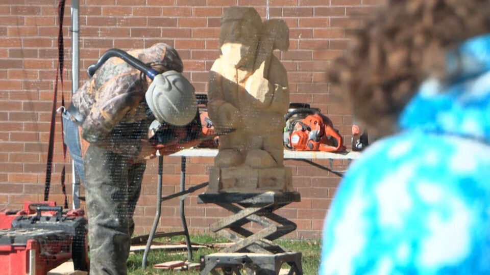 bemidji middle school chainsaw carving paul bunyan statue thumbnail