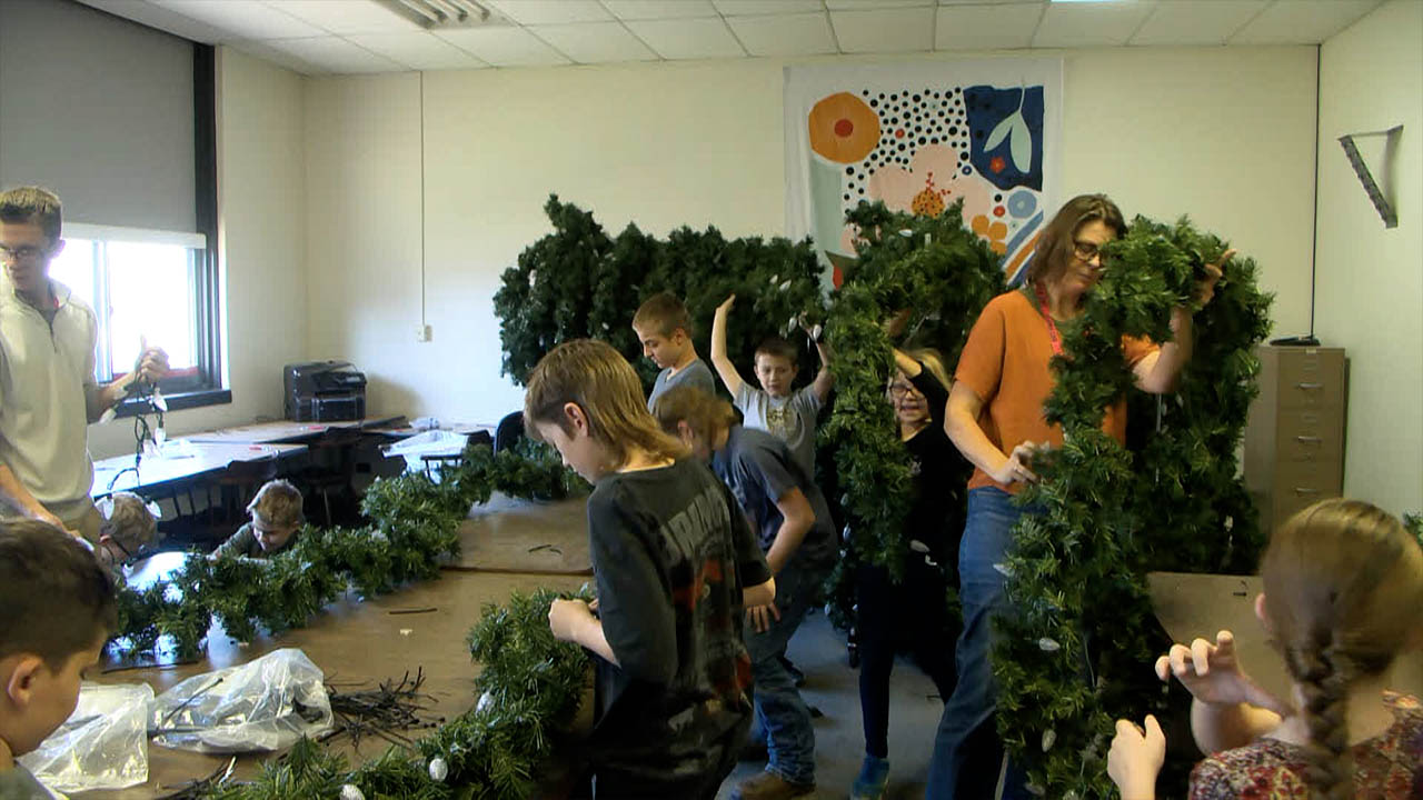 Bemidji’s Kingdom Builders Christian School Lights Christmas Garlands For Downtown